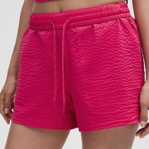 166 Lululemom Grid texture relaxed hiking short 4” raspberry coulis size 6